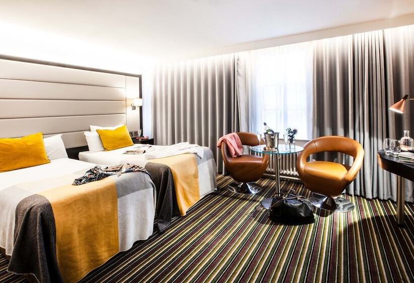 اتاق کلاسیک, The Address Connolly