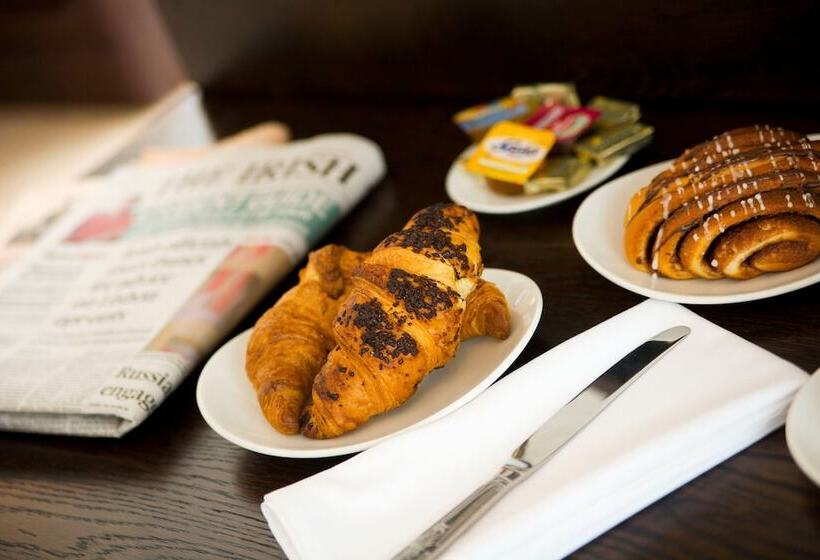 اتاق خانوادگی, The Address Connolly