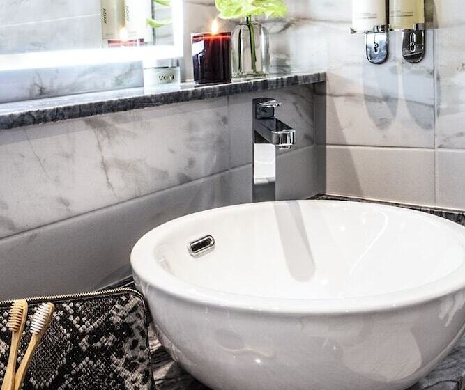 سوئیت کلاب, The Address Connolly