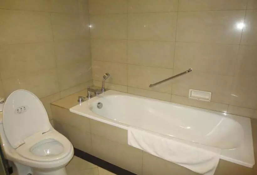 Deluxe Zimmer, Ari Putri