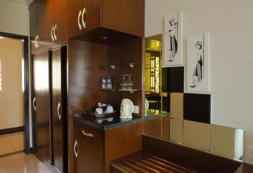 Deluxe Zimmer, Ari Putri