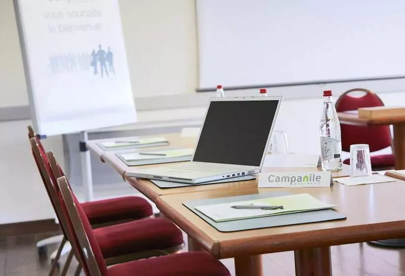 ダブルベッドスタンダードルーム, Campanile Valenciennes   Petite Forêt