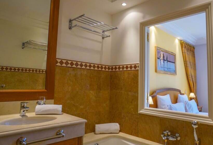 جناح مزوَّد بشرفة, Le Domaine De L Astragale