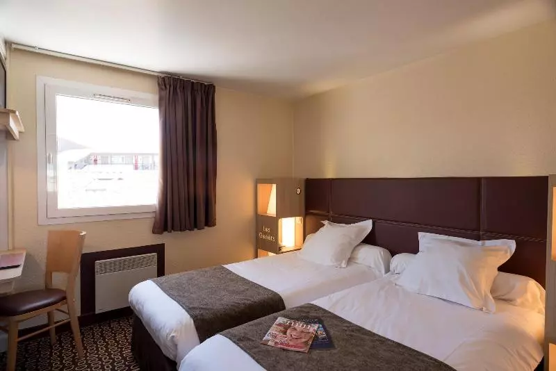 Standard Kolmen Hengen Huone, Hôtel Les Genêts Bayonne