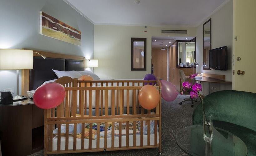 اتاق خانوادگی تودرتو, Mersin Hiltonsa