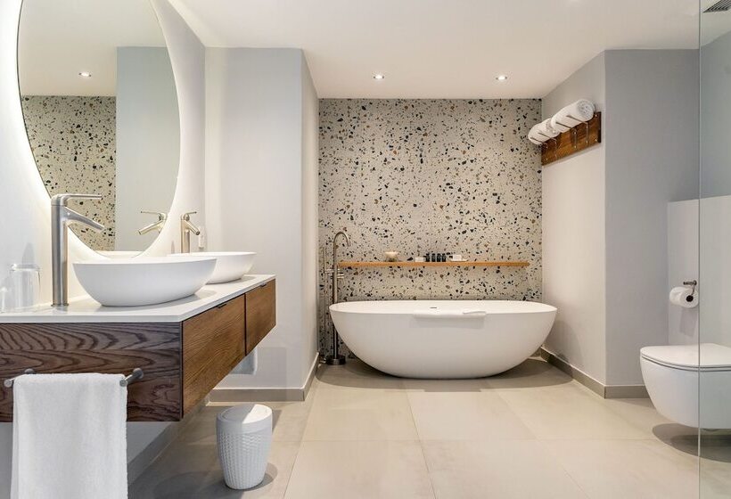 جناح مطلّ علي البحر, The Bay