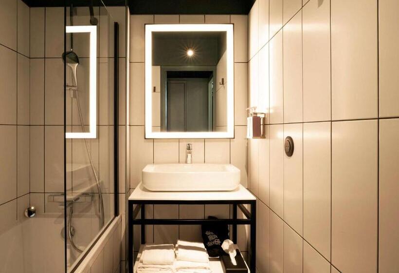 Comfort room with city view, Tribe Carcassonne