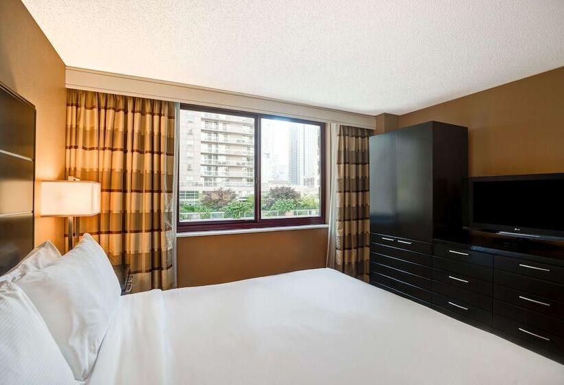 مجموعه ویستا شهر, Embassy Suites By Hilton Chicago Downtown River North