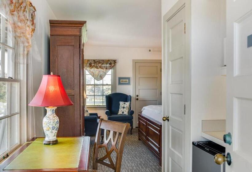 キングサイズベッドのスタンダードルーム, The First Colony Inn