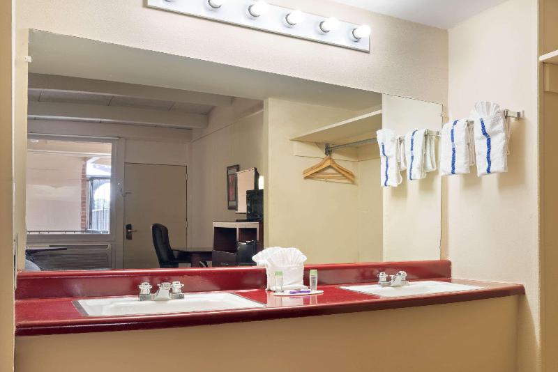 适合残疾人士使用的带超级大床的标准间, Knights Inn Fayetteville Fort Bragg