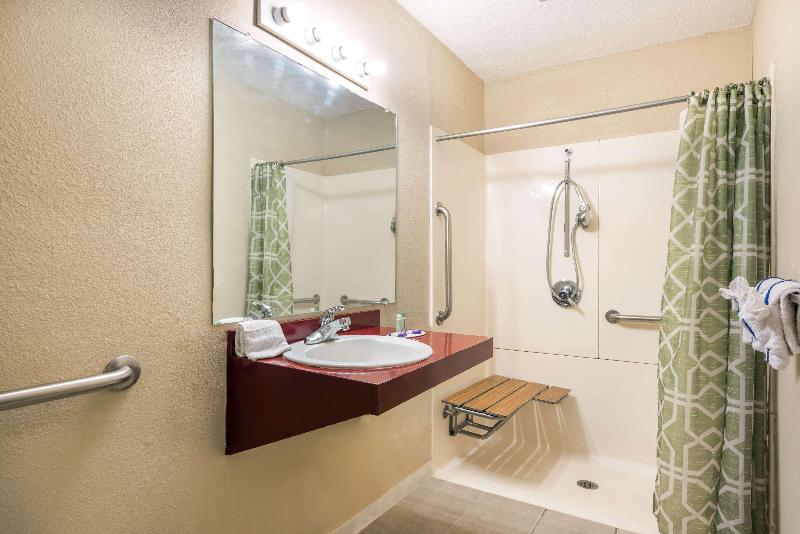 适合残疾人士使用的带超级大床的标准间, Knights Inn Fayetteville Fort Bragg