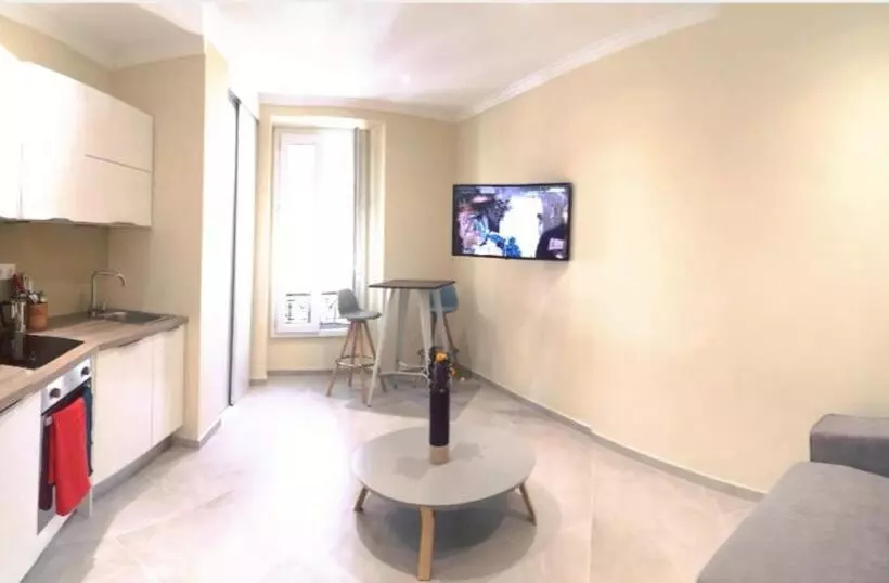 Deluxe-studio, Meyerbeer Beach