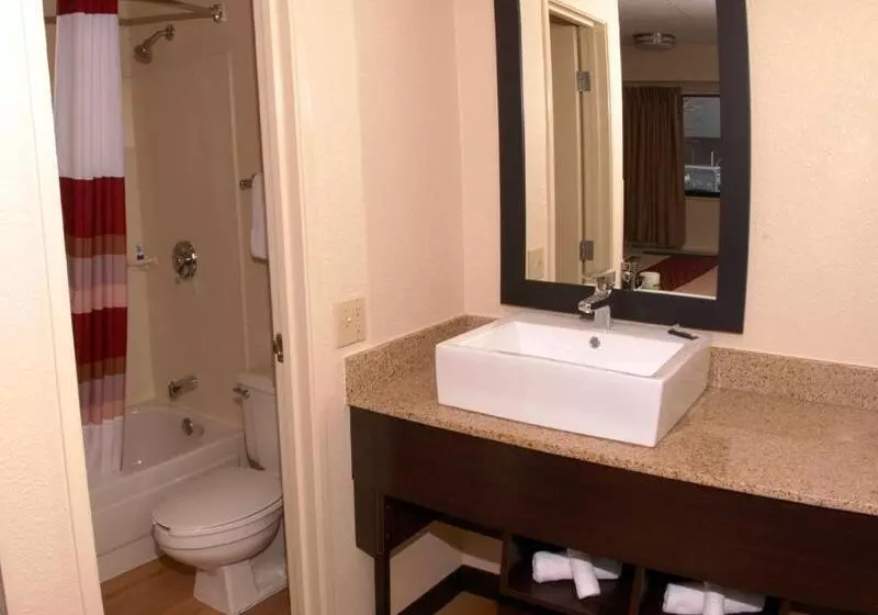 キングサイズベッドのスーペリアルーム, Red Roof Inn Plus+ Mt Pleasant   Patriots Point