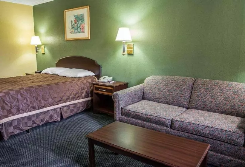 キングサイズベッドのスタンダードルーム, Rodeway Inn & Suites Plymouth Hwy 64
