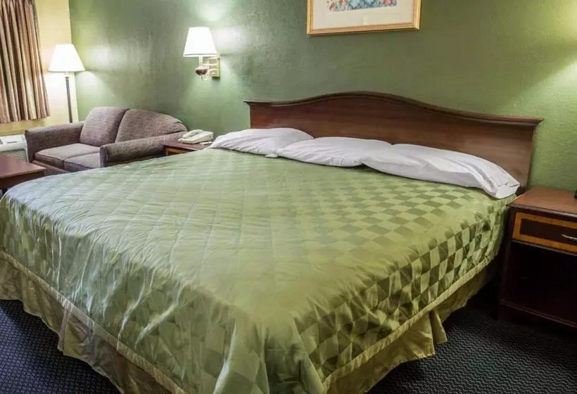 キングサイズベッドのスタンダードルーム, Rodeway Inn & Suites Plymouth Hwy 64