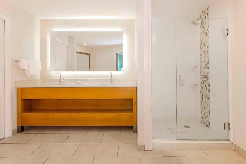 이그제큐티브 룸 킹사이즈 침대, Courtyard By Marriott San Diego Del Mar/solana Beach