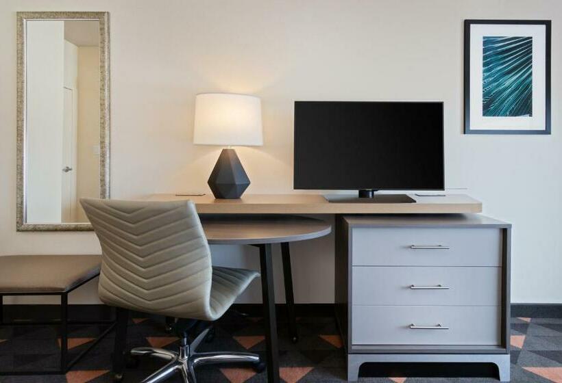 キングサイズベッドのスタンダードルーム, Holiday Inn & Suites Across From Universal Orlando, An Ihg