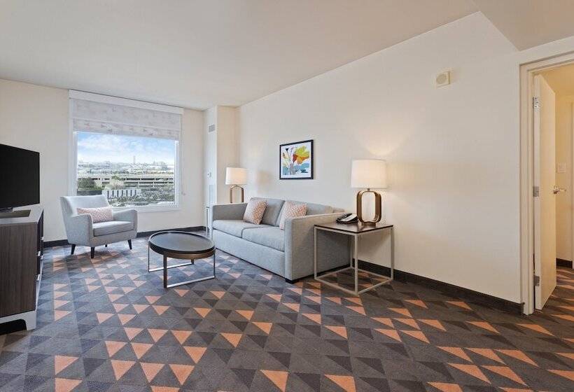 סוויטת 2 חדרי שינה, Holiday Inn & Suites Across From Universal Orlando, An Ihg