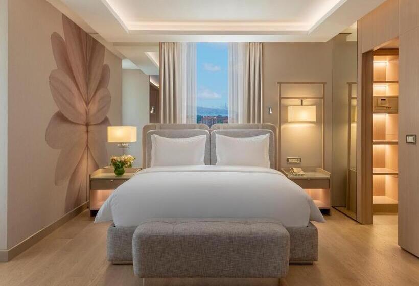 キングサイズベッドのスイートルーム, Mövenpick Hotel Istanbul Bosphorus