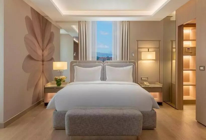 キングサイズベッドのスイートルーム, Mövenpick Hotel Istanbul Bosphorus