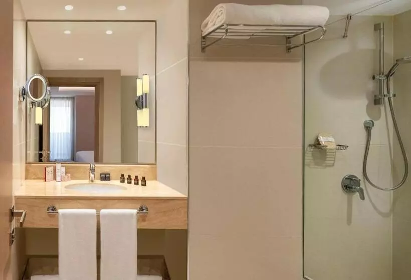 キングサイズベッドのスイートルーム, Mövenpick Hotel Istanbul Bosphorus