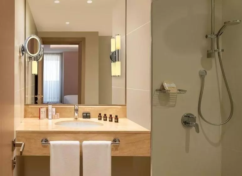 キングサイズベッド、ビュー付きデラックスルーム, Mövenpick Hotel Istanbul Bosphorus