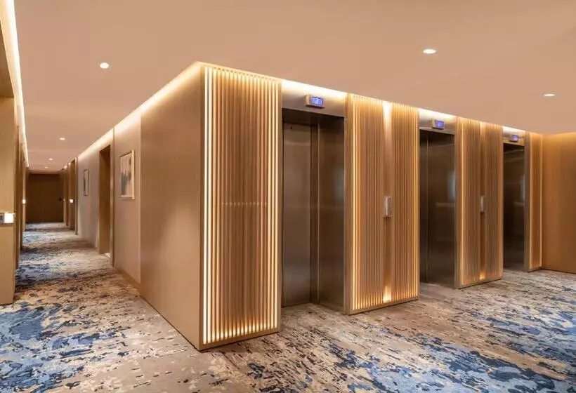 キングサイズベッドのスーペリアルーム, Mövenpick Hotel Istanbul Bosphorus