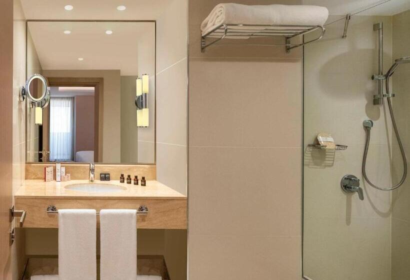 キングサイズベッドのスーペリアルーム, Mövenpick Hotel Istanbul Bosphorus