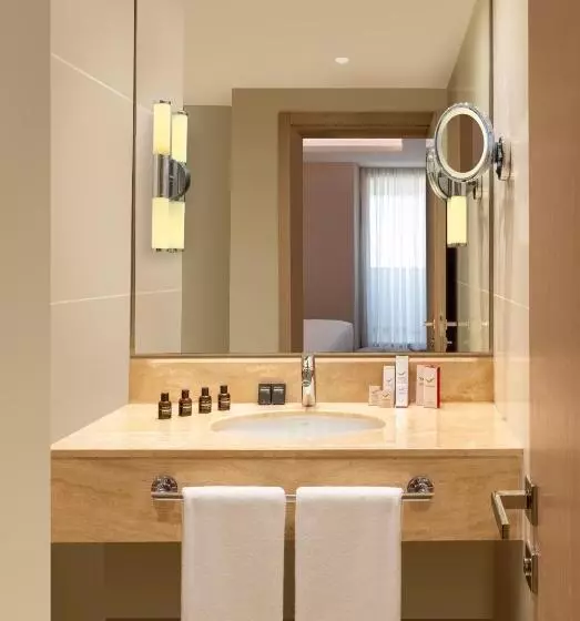キングサイズベッドのジュニアスイート, Mövenpick Hotel Istanbul Bosphorus