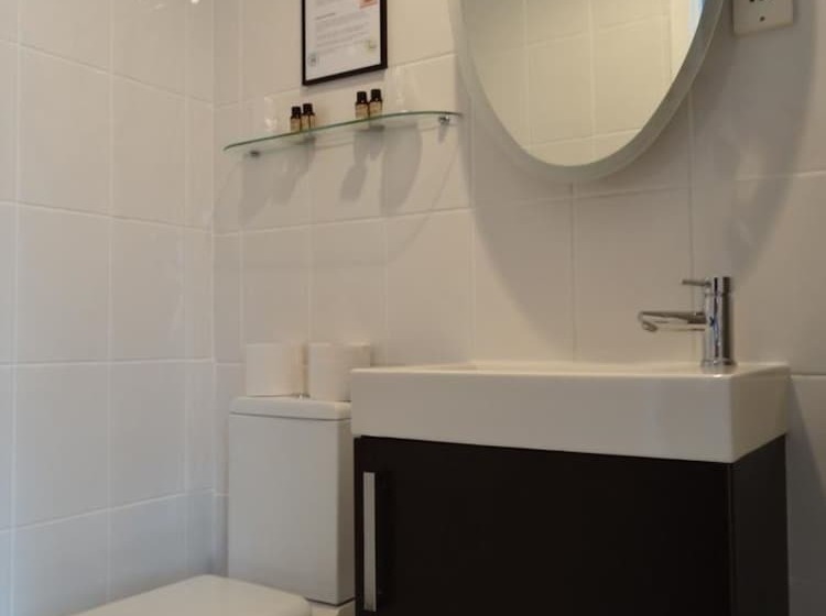 高级单人间, Paskins Town House