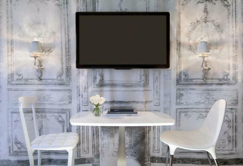 Standard Room King Bed Adapted for people with reduced mobility