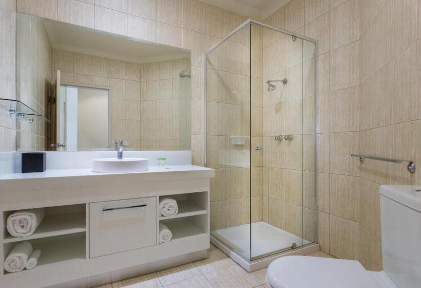 اتاق اجرایی با تخت بزرگ, The Carrington