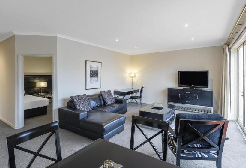 آپارتمان 2 خوابه, The Carrington