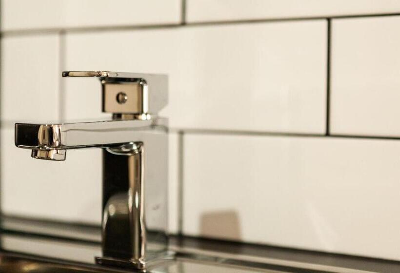 إستوديو قياسى سرير كينج, Nightcap At Archer