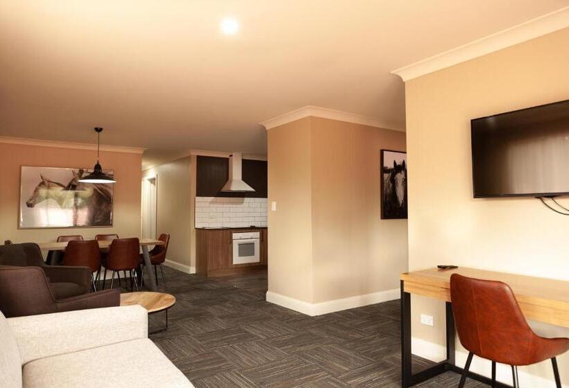 شقة 3 غرف, Nightcap At Archer