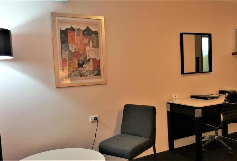 חדר סטנדרט לשלושה, Hibiscus Lakeside Motel