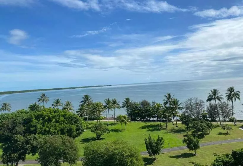 2 Bedroom Deluxe Apartment Sea View, 181 The Esplanade