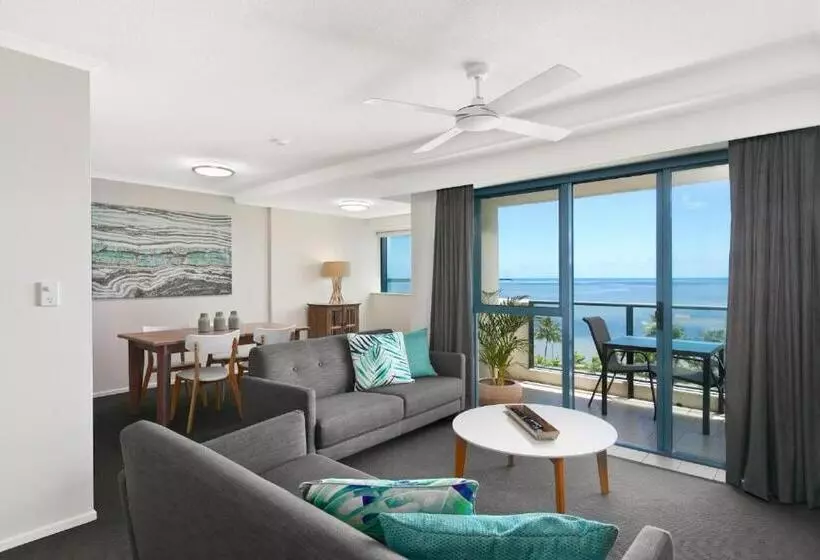 2 Bedroom Deluxe Apartment Sea View, 181 The Esplanade