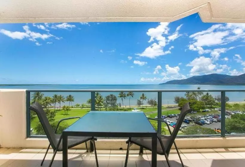 2 Bedroom Deluxe Apartment Sea View, 181 The Esplanade