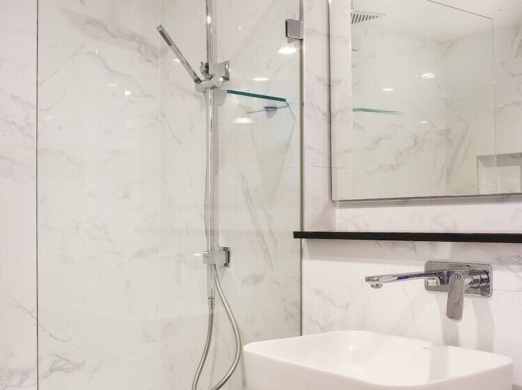 Standard Room Double Bed City View, Mercure Sydney