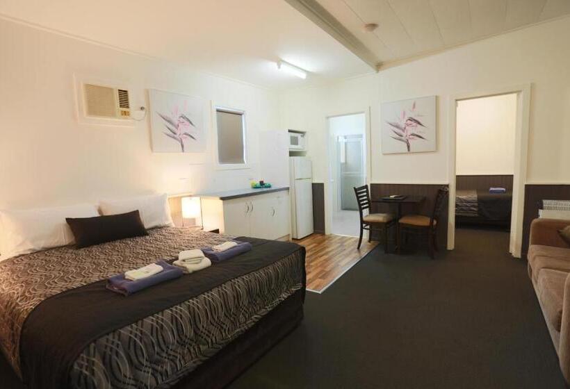 패밀리 룸, The Esplanade Motel