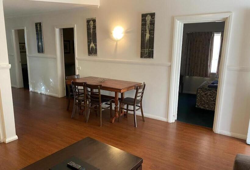 شقة 3 غرف, The Esplanade Motel