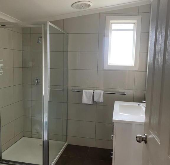 شقة 3 غرف, The Esplanade Motel