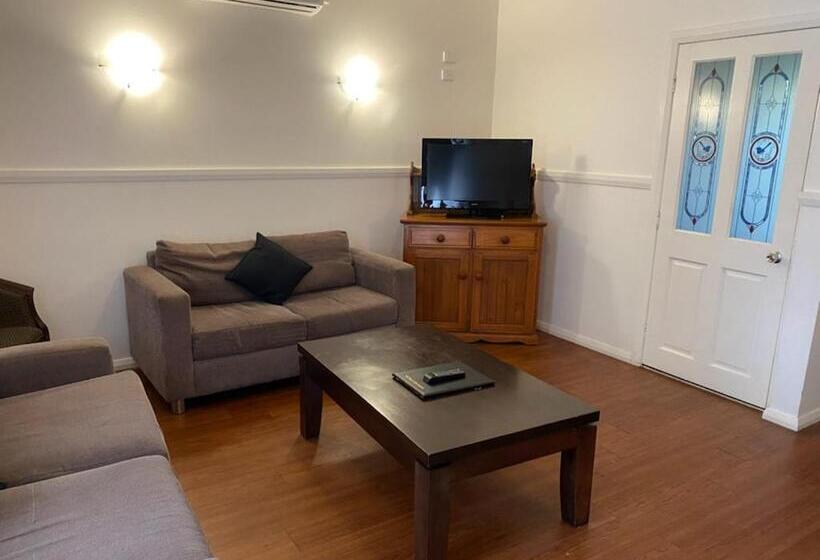 شقة 3 غرف, The Esplanade Motel