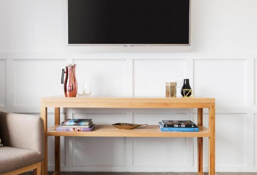 带大床的高级房间, Rydges Hobart