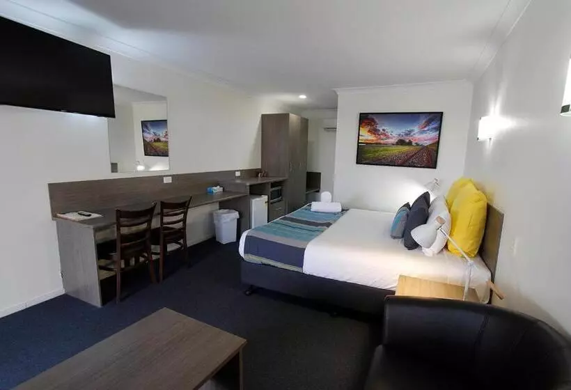 اتاق اجرایی با تخت بزرگ, Sugar Country Motor Inn