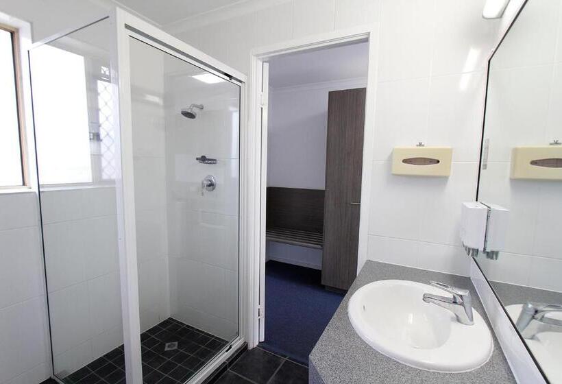 اتاق خانوادگی, Sugar Country Motor Inn