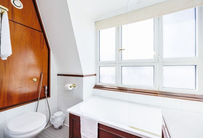1 Bedroom Penthouse Apartment, Carlton Court   Mayfair