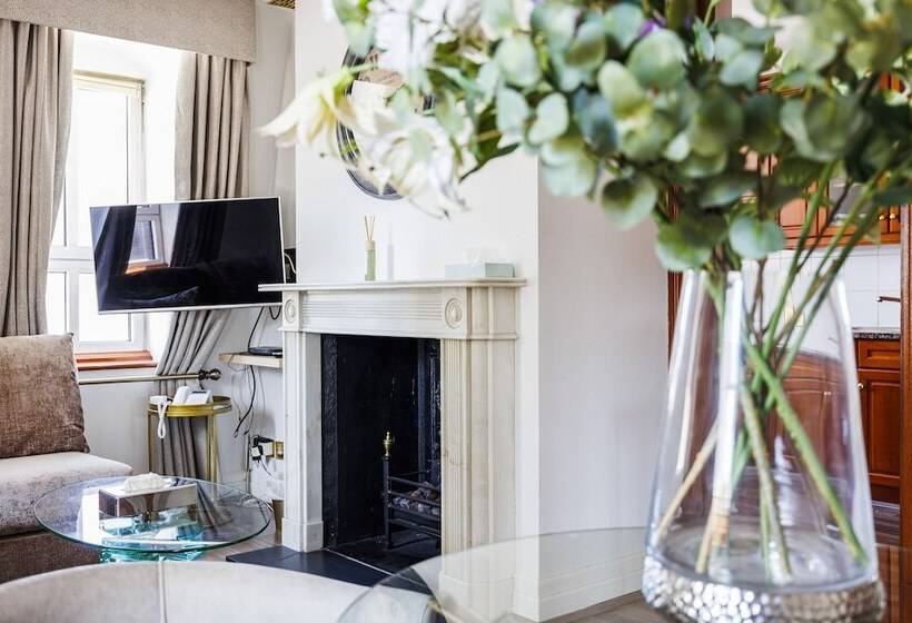 1 Bedroom Penthouse Apartment, Carlton Court   Mayfair