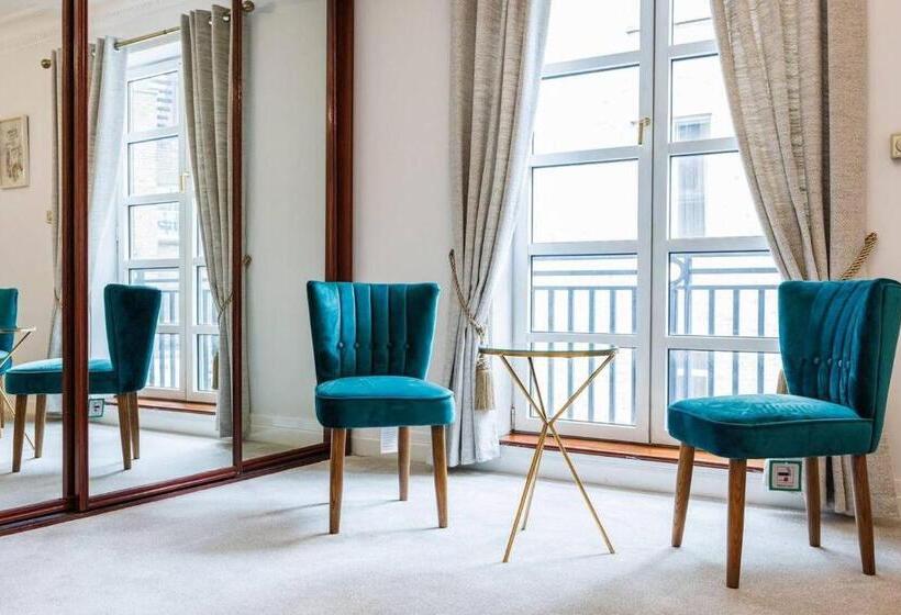 ویلای 1 خوابه, Carlton Court   Mayfair